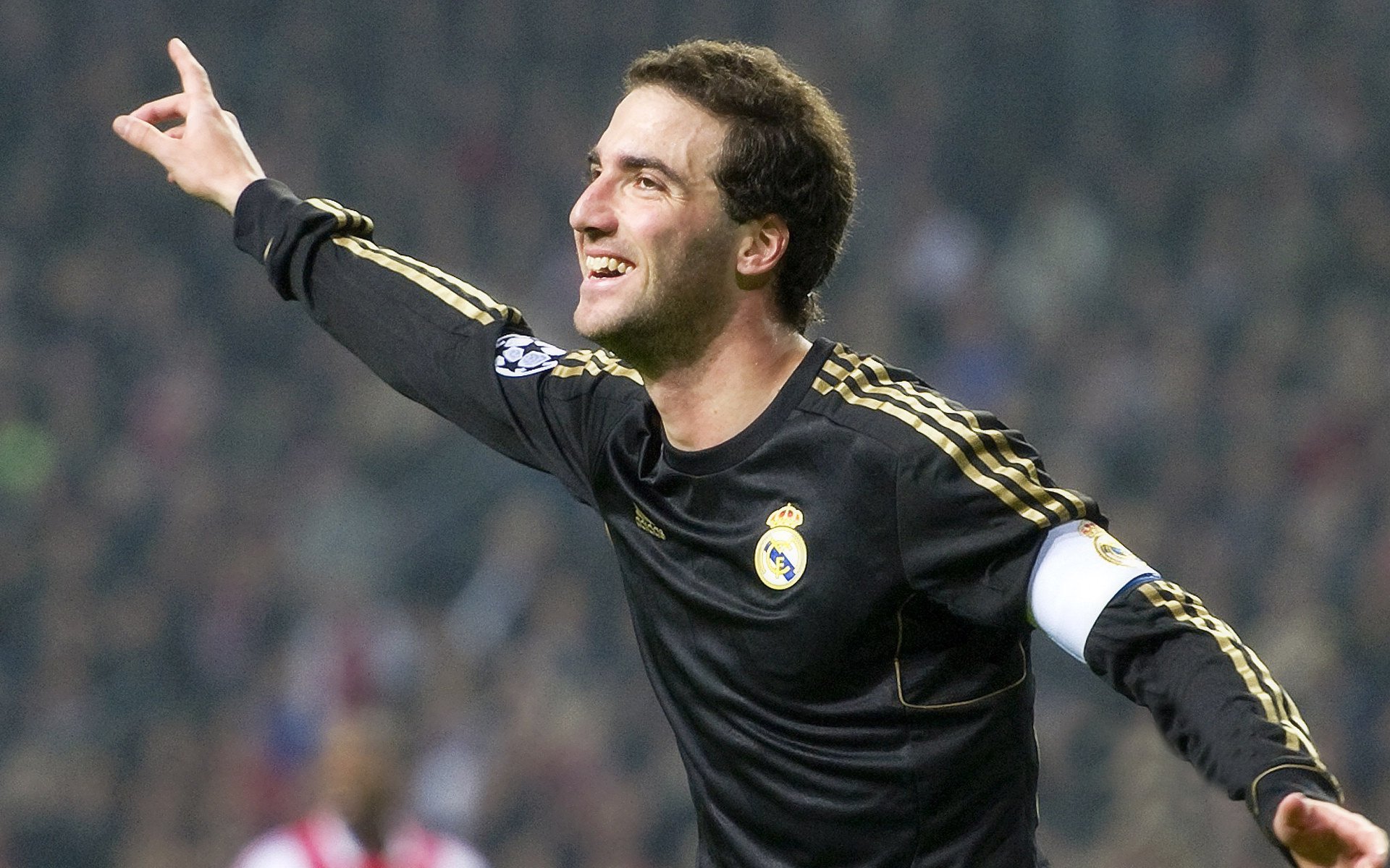 星空体育官网-中国足球联赛外援与本土球员发展平衡探讨，中国足球队外援入中国籍了吗